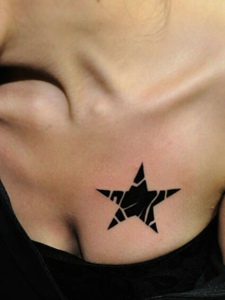 处在美乳边上的五角星纹身刺青