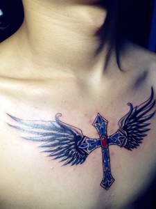 男士胸前羽毛十字架纹身刺青很个性
