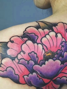 遮盖后背一小部分的艳丽大花朵纹身刺青
