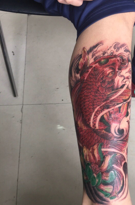 点击大图看下一张：脚背外侧彩色红鲤鱼纹身刺青