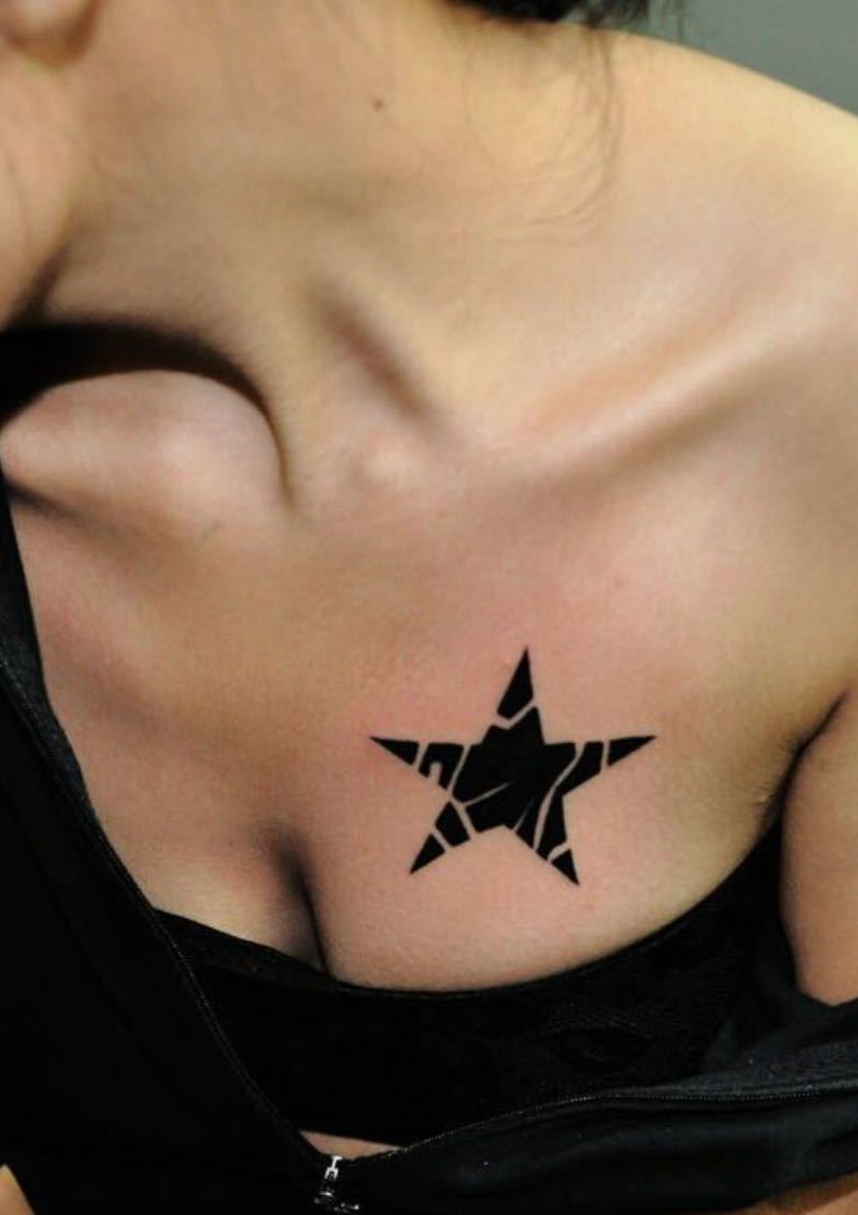 点击大图看下一张：处在美乳边上的五角星纹身刺青
