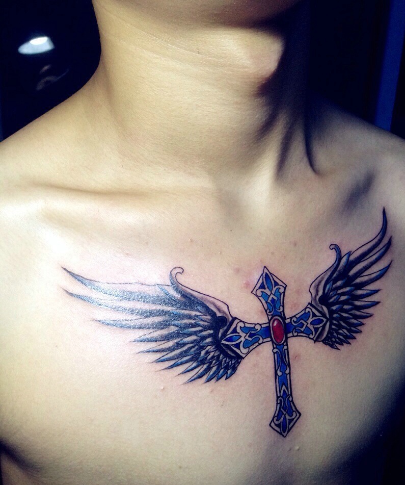 点击大图看下一张：男士胸前羽毛十字架纹身刺青很个性