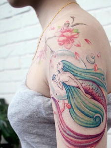大臂水彩精致美人鱼纹身刺青