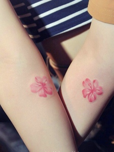 适合姐妹与闺蜜的手臂小花瓣纹身刺青