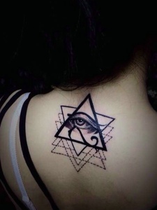 女生后背几何重叠的纹身刺青很个性