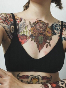 让人震撼的女士胸前猫头鹰纹身刺青