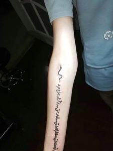 处在女生手腕上的英文单词纹身刺青