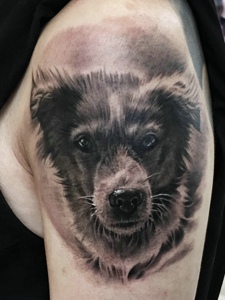 大臂一条逼真的3d小狗头像纹身图案