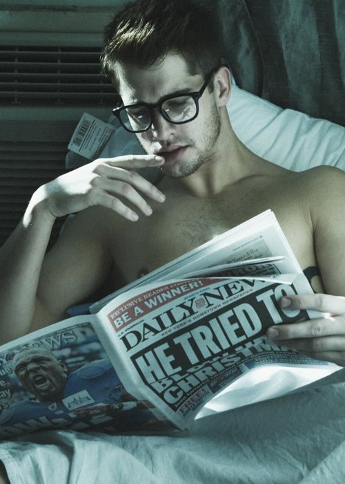 点击大图看下一张：欧美帅哥大秀健硕身材