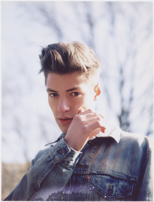 点击大图看下一张:时尚欧美男模卖萌惹人爱