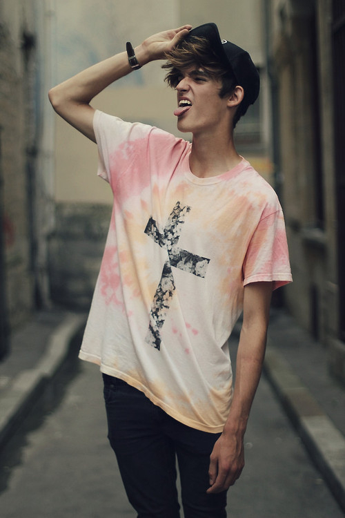 点击大图看下一张:时尚欧美男模卖萌惹人爱