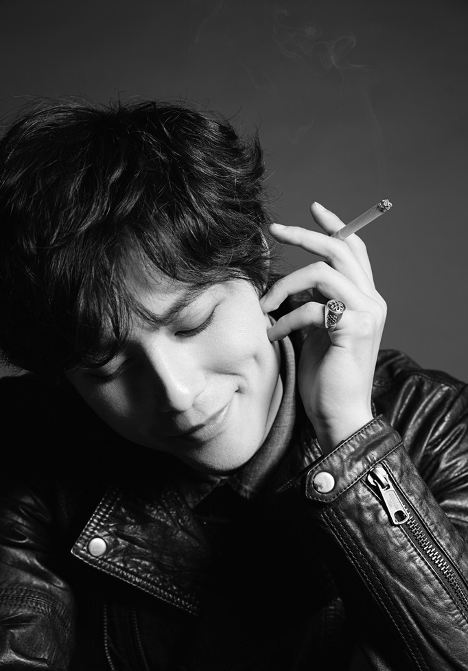 点击大图看下一张：时尚帅哥张超黑白写真演绎撩妹技能