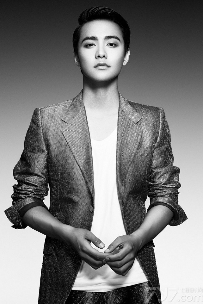 点击大图看下一张：帅哥明星马天宇黑白写真演绎时尚帅气