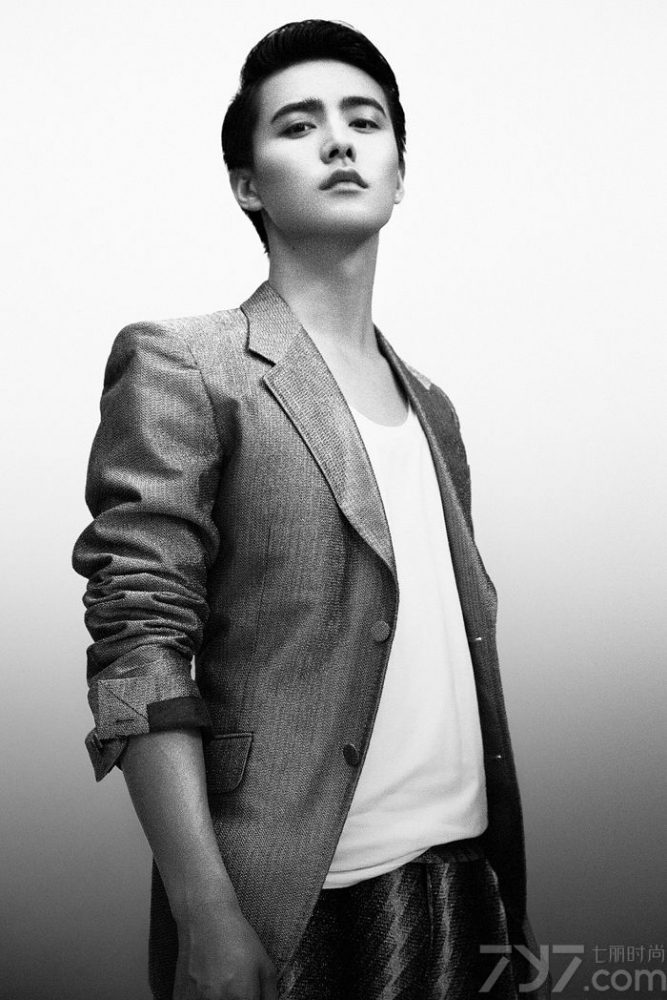 点击大图看下一张:帅哥明星马天宇黑白写真演绎时尚帅气