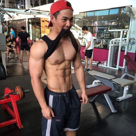 点击大图看下一张：大胸肌帅哥健身房自拍生活照
