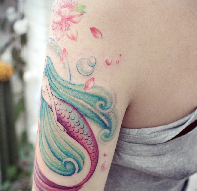 点击大图看下一张：大臂水彩精致美人鱼纹身刺青