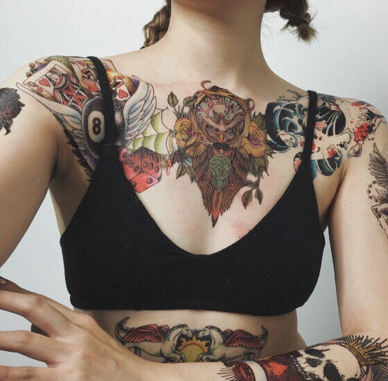 点击大图看下一张：让人震撼的女士胸前猫头鹰纹身刺青