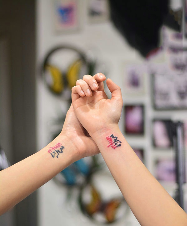 点击大图看下一张：适合情侣的手腕图腾纹身刺青