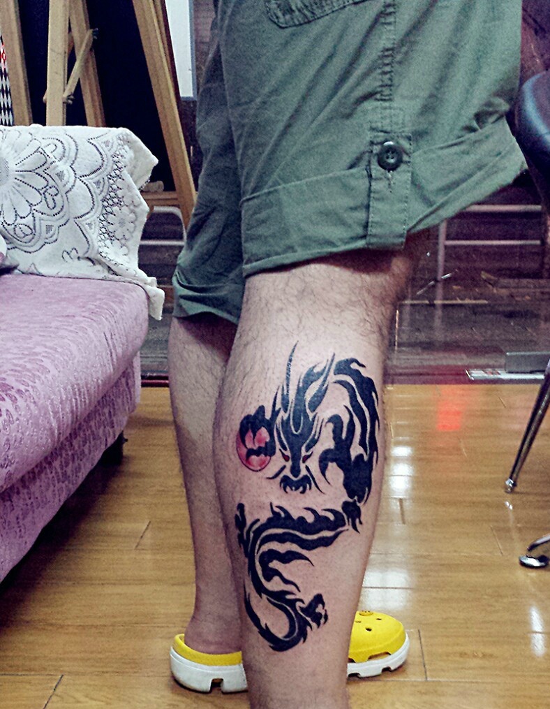 点击大图看下一张：小腿个性水墨龙纹身刺青帅气有佳
