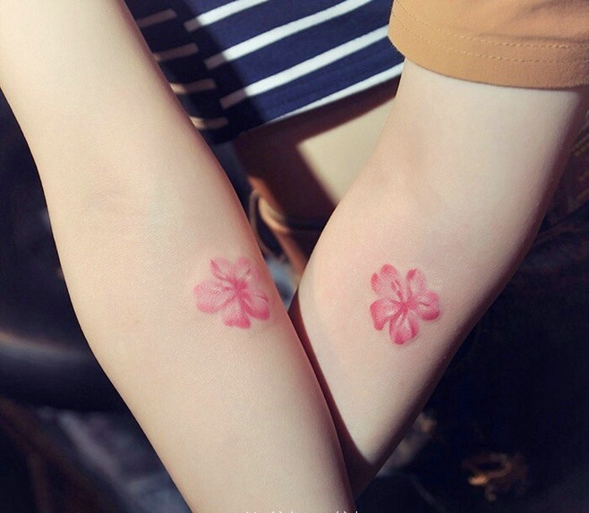 点击大图看下一张：适合姐妹与闺蜜的手臂小花瓣纹身刺青