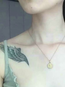 优雅女神锁骨两边个性翅膀纹身刺青