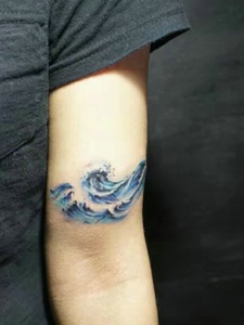男士手臂个性海浪纹身刺青