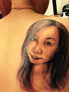 男士后背清秀的女友肖像纹身图案