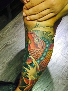 梵文与红鲤鱼结合的腿部纹身图案
