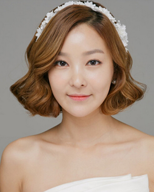 点击大图看下一张:5款短发新娘娇俏妩媚的造型