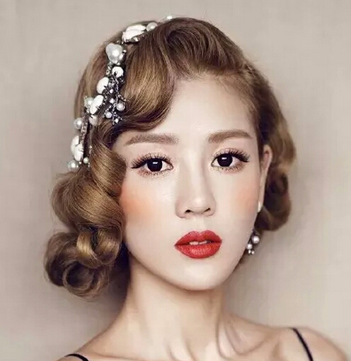 点击大图看下一张:5款短发新娘娇俏妩媚的造型