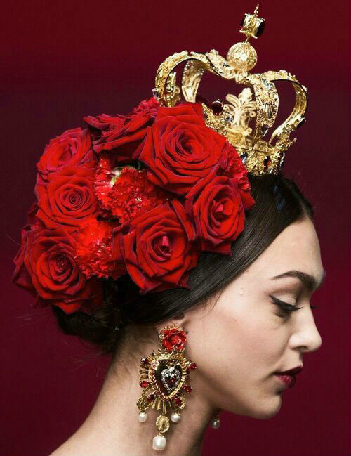 点击大图看下一张:浓重的巴洛克风格是女王款新娘的首选