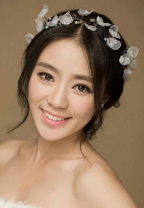 点击大图看下一张：优雅甜美的韩式新娘盘发