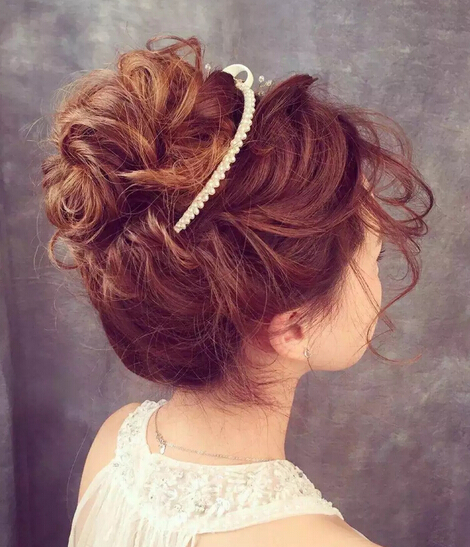 点击大图看下一张：优雅甜美的韩式新娘盘发