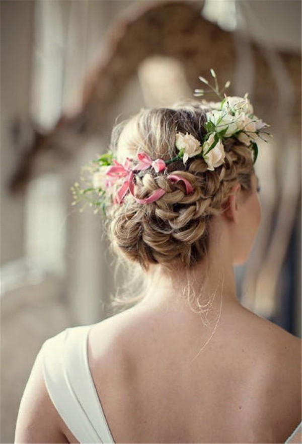 点击大图看下一张:最新新娘发型春天绽放更美丽