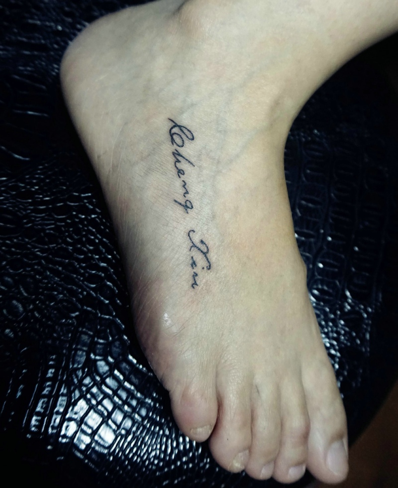 点击大图看下一张:脚背外侧小清新英文纹身刺秦