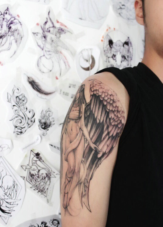 点击大图看下一张：手臂黑灰天使纹身刺青很帅气