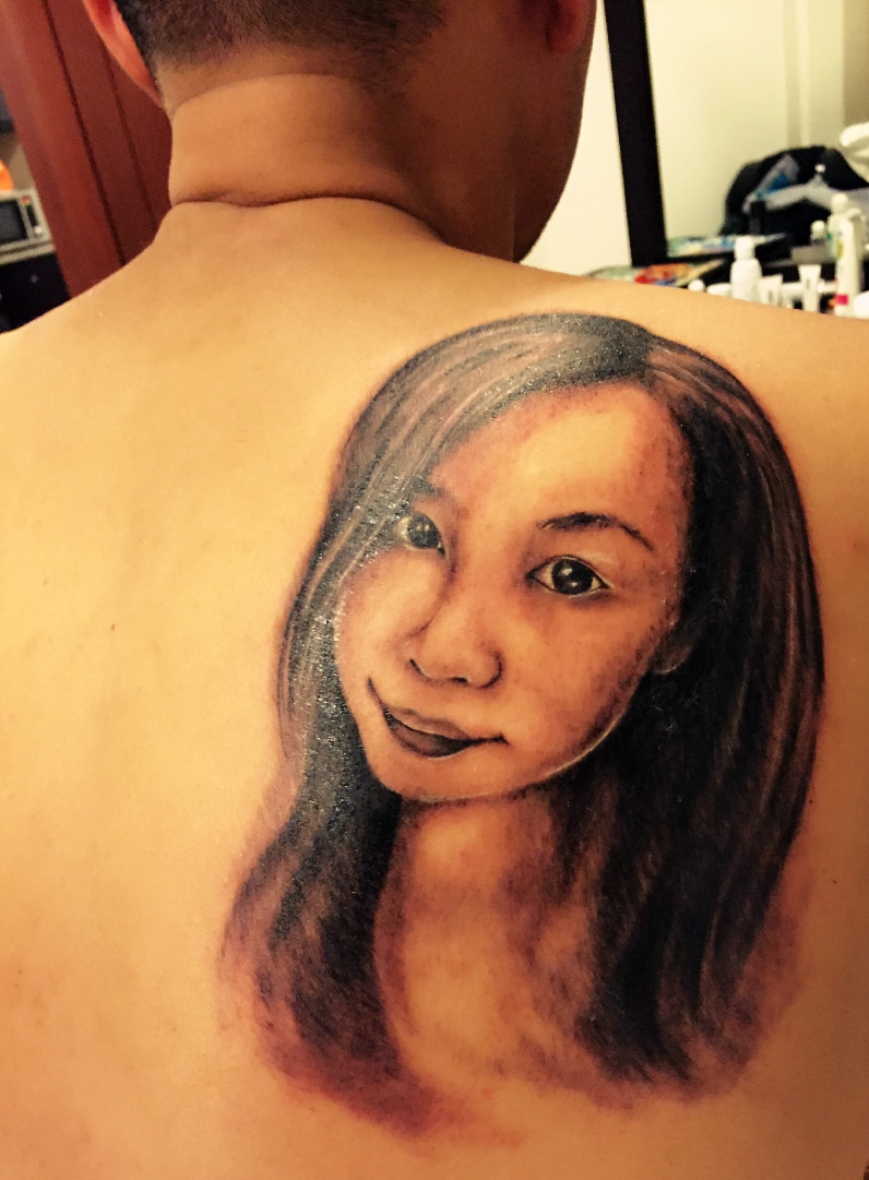 点击大图看下一张：男士后背清秀的女友肖像纹身图案
