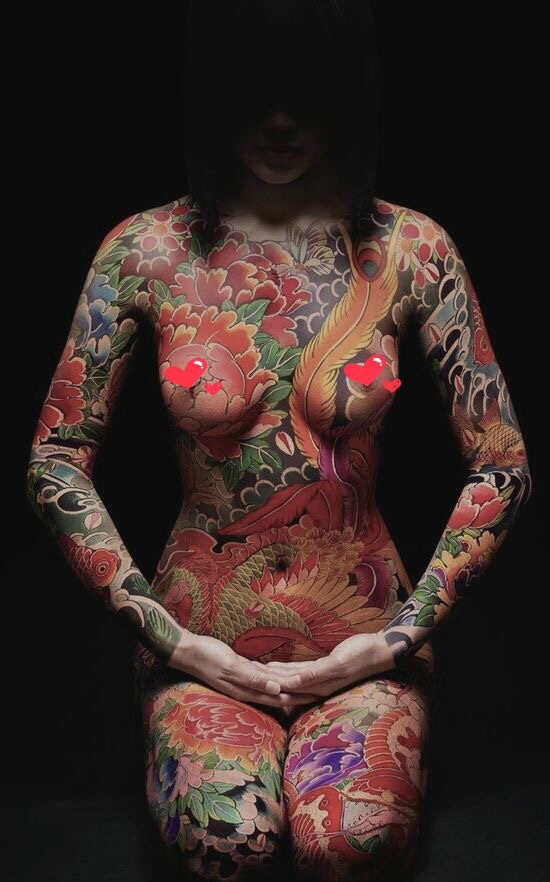 点击大图看下一张：女生满身日式彩色纹身图案非常狂野