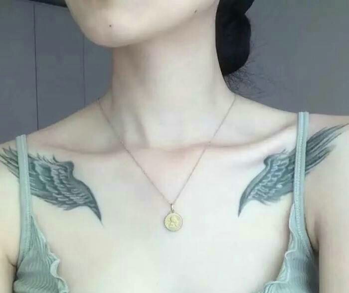 点击大图看下一张：优雅女神锁骨两边个性翅膀纹身刺青