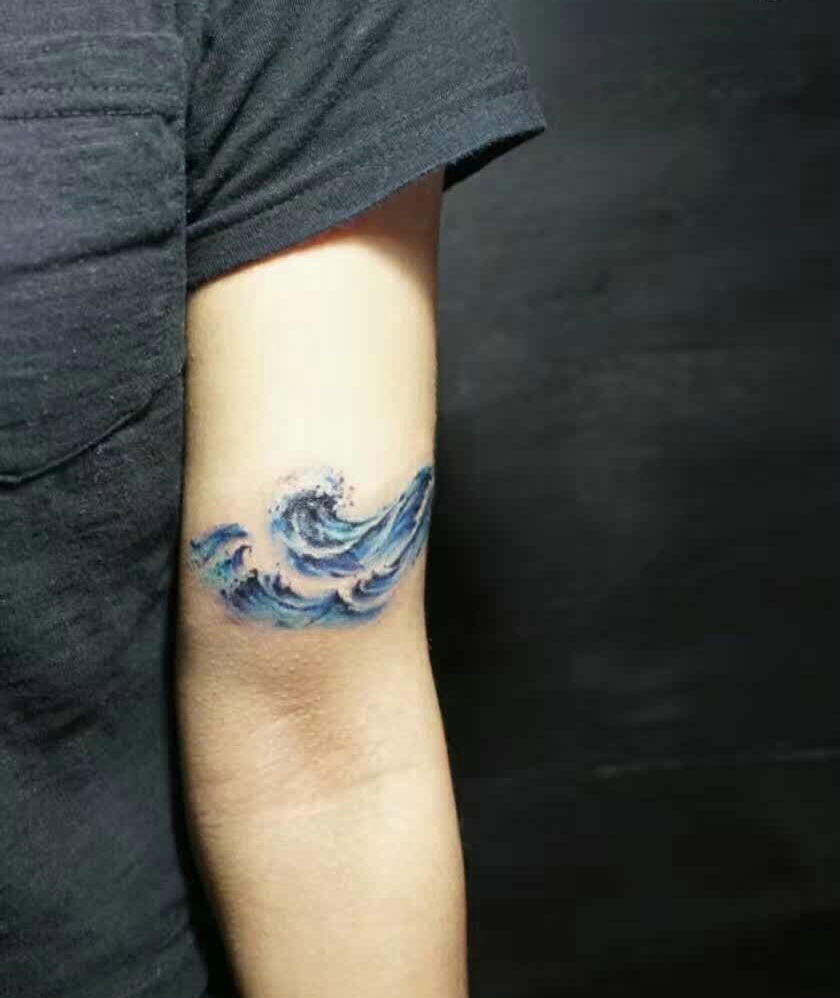 点击大图看下一张：男士手臂个性海浪纹身刺青