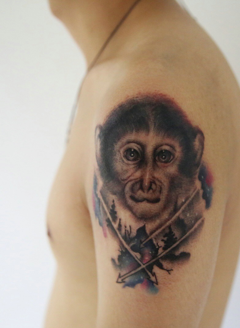 点击大图看下一张：大臂楚楚可怜的猴子纹身刺青
