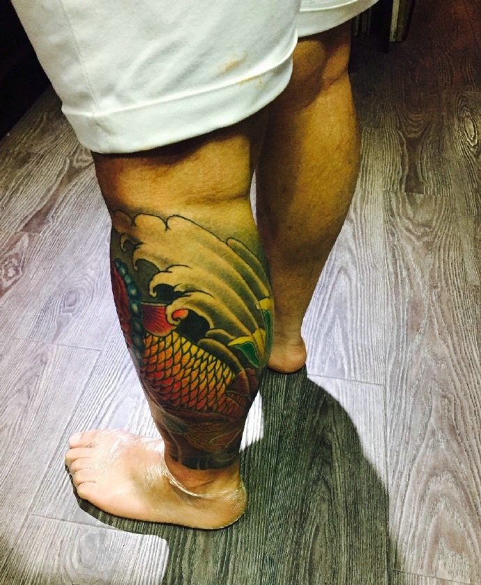点击大图看下一张：梵文与红鲤鱼结合的腿部纹身图案