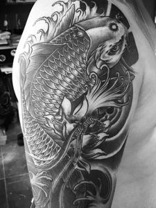 朝气勃勃的大臂黑白鲤鱼纹身图案