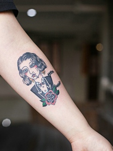 手腕一枚卡通美女肖像纹身刺青