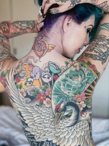 欧美女性满背彩色图腾纹身刺青很抢眼