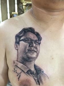 男士胸前毛爷爷年轻时代肖像纹身刺青