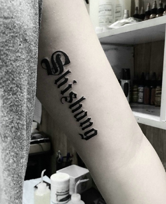 女生手臂内侧简单的英文单词纹身刺青