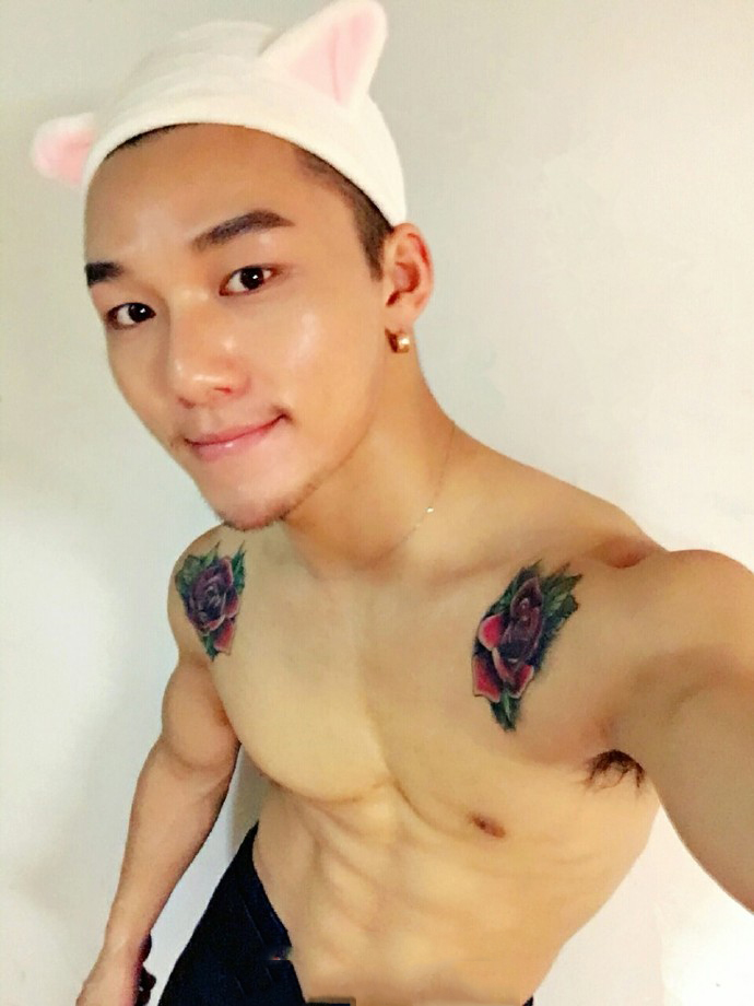 点击大图看下一张:夜店里的大鸟帅哥自拍秀腹肌