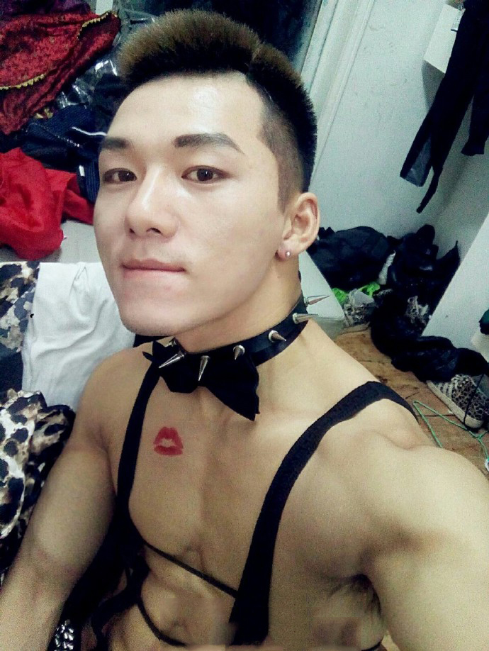 点击大图看下一张:夜店里的大鸟帅哥自拍秀腹肌