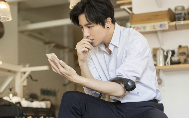 点击大图看下一张:实力歌手薛之谦鬼马搞怪写真图片